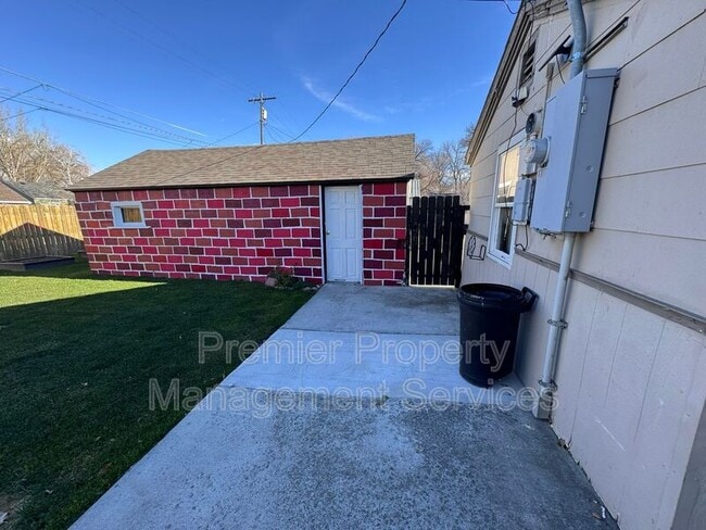 Building Photo - 427 Miles Ave