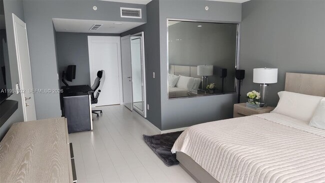 Building Photo - 200 Biscayne Blvd Way