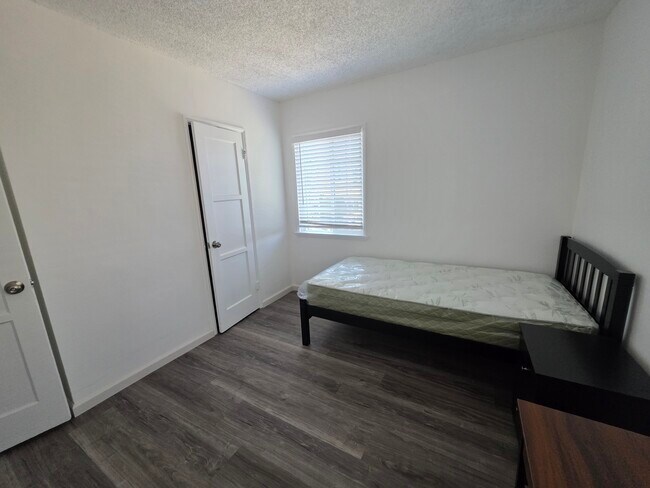 Building Photo - 1349 W 35th Pl