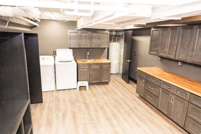 Building Photo - 275 S Limestone