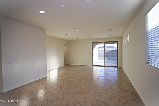 Building Photo - 1005 W Finch Dr