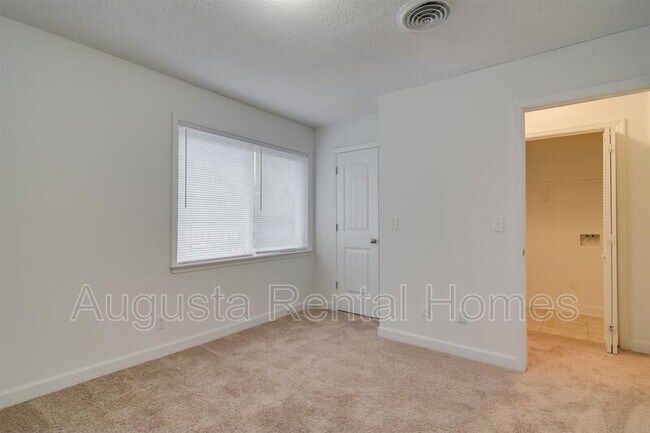 Building Photo - 2905 Arrowhead Dr