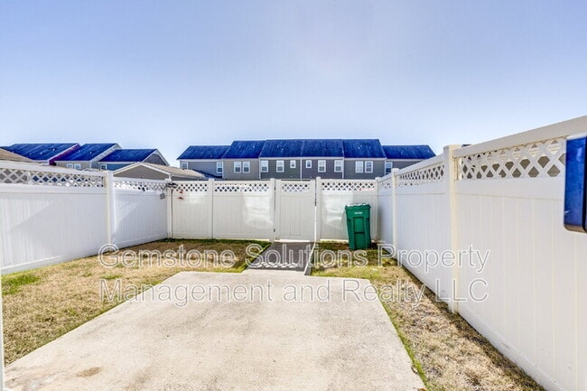 Building Photo - 304 Oldbury Ln