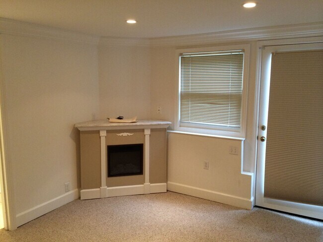Building Photo - Charming 3 Bedroom 2 Bath Martinez Home w/...