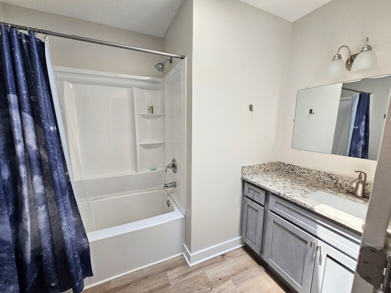 Building Photo - 9 E Pine Ct