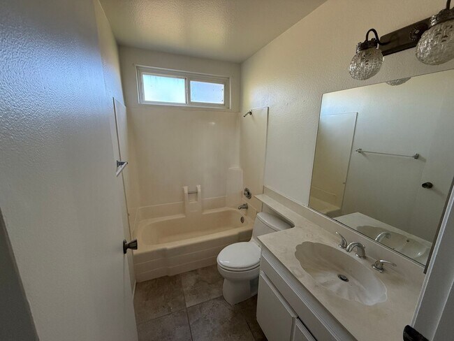 Building Photo - 3 Bed 2 Bath E Peach St