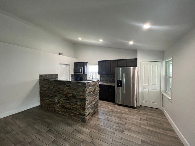 Building Photo - ?South Lakeland Gem – Private Single-Family Home!