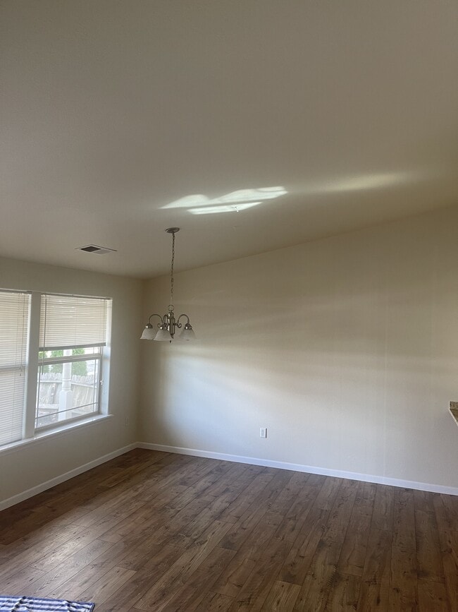 Building Photo - 113 Little Butte Dr