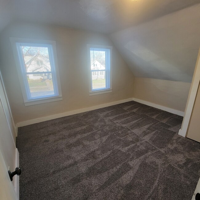 Building Photo - 242 9th Ave N