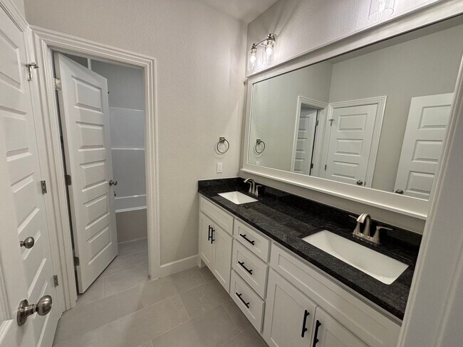 Building Photo - Cozy 4 Bedroom/2.5 Bath Home in a Wonderful Neighborhood