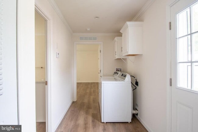 Building Photo - 6 Greenwood Cir