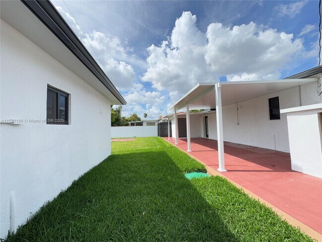 Building Photo - 10330 SW 35th St