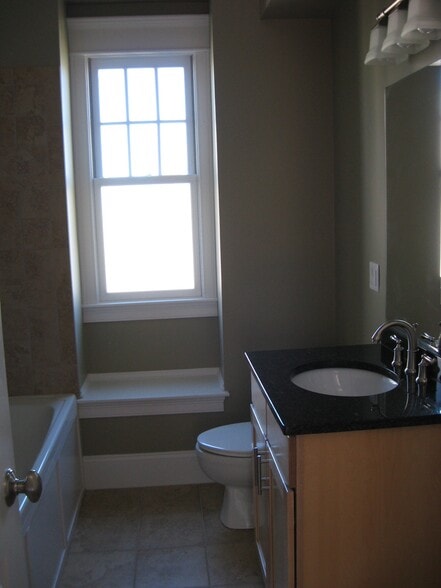 Building Photo - 15 Eldora St