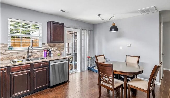 Building Photo - 4 Bedroom 3 Bath Pet Friendly Rental!
