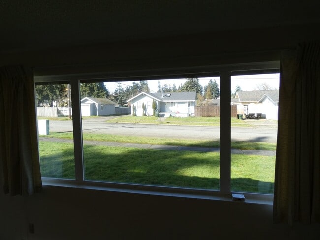 Building Photo - APPLICATION PENDING - Tastefully Maintained Charmer