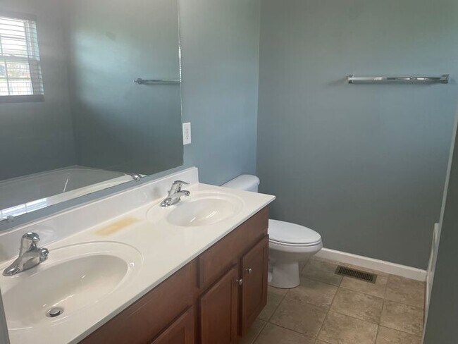 Building Photo - Large 3 Bedroom/2.5 Bath/Bonus/Florida Room