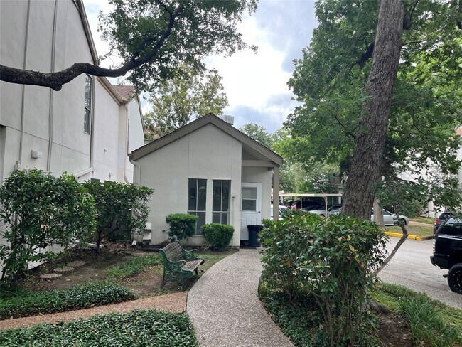 Building Photo - 2100 Tanglewilde St