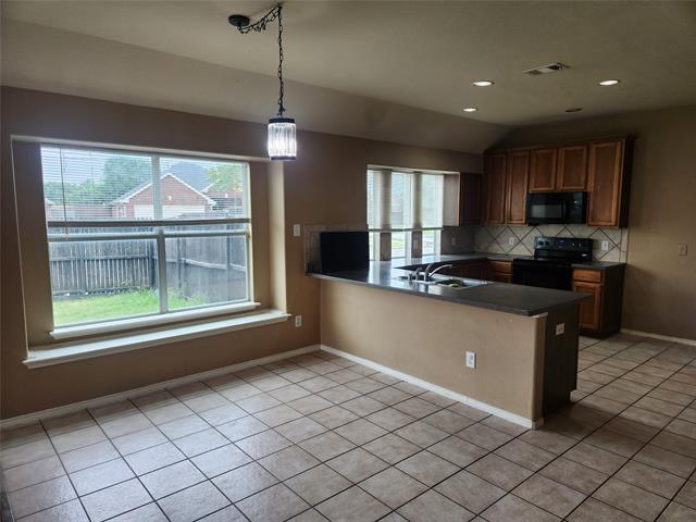 Building Photo - 13520 Valley Mills Dr