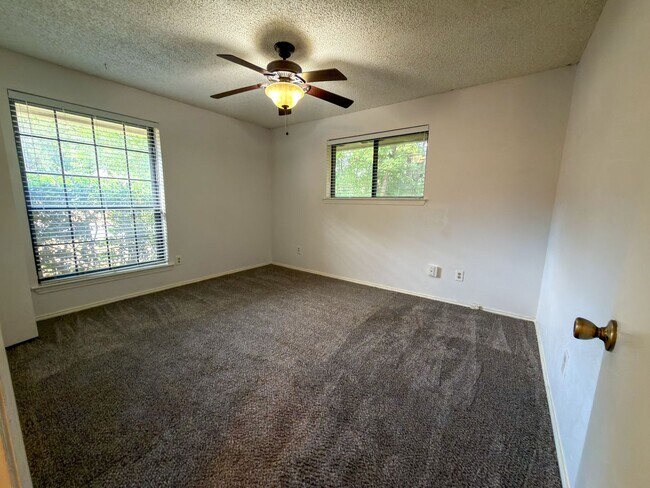 Building Photo - 520 Sumac Pl