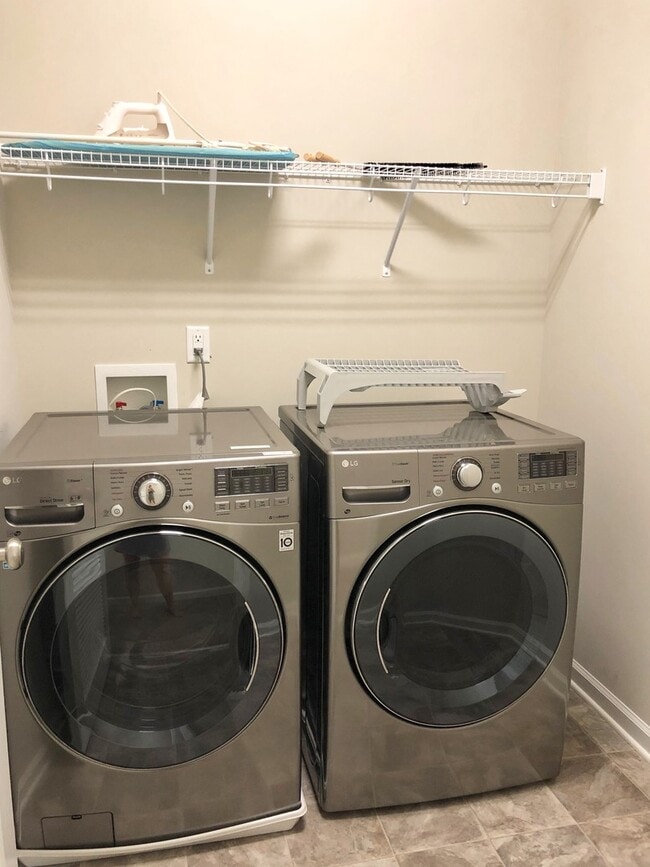 Building Photo - 3 Bed 2.5 Bath End Unit with Fenced in Backyard at Winsford At the Park!