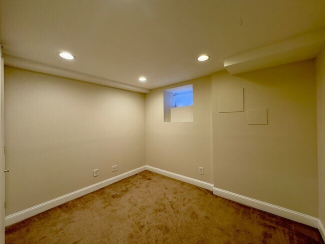 Building Photo - Charming 2 Bedroom/3.5 Bathroom Townhome in Canton, MD!