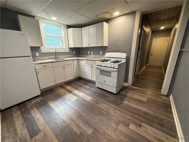 Building Photo - 221.5 Lakeview Ave