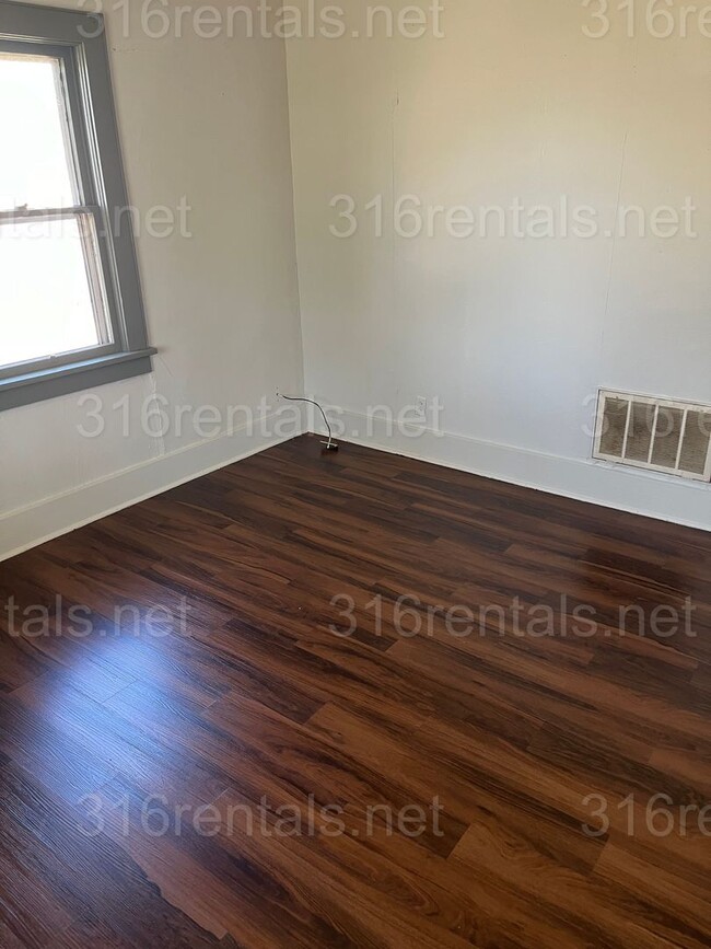 Building Photo - $700 - 1 bed 1 bath - Single Family Home