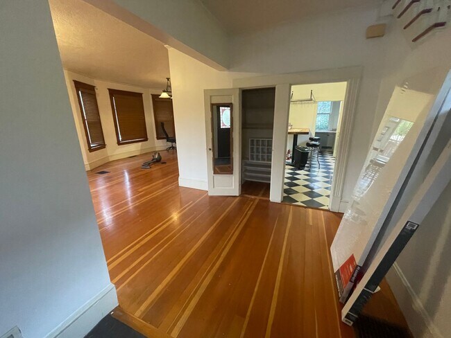 Building Photo - 2002 NE 13th Ave