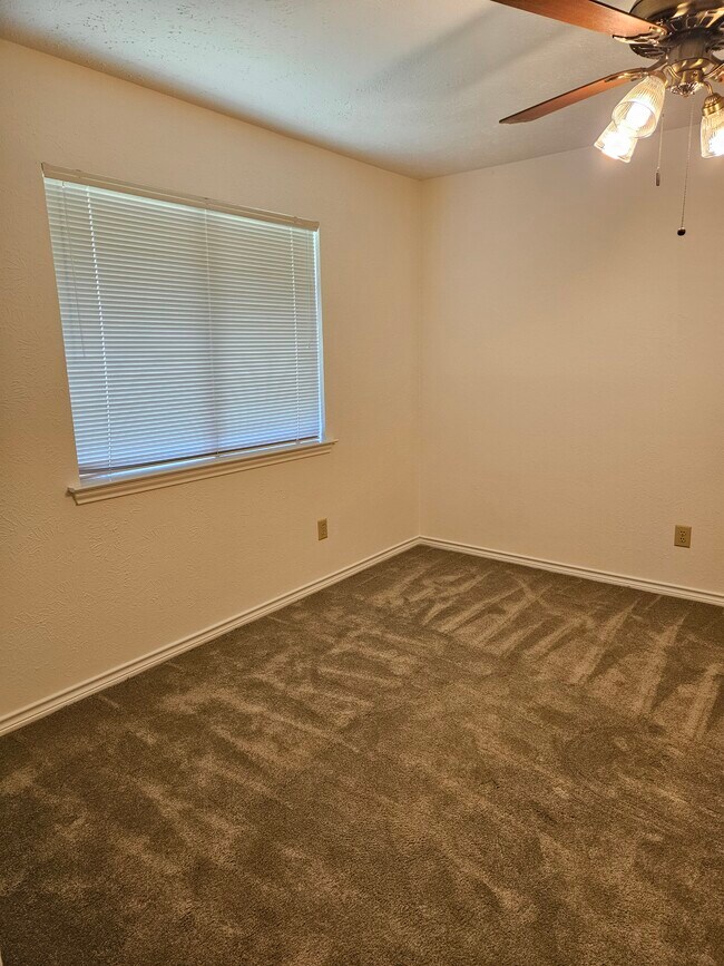 Building Photo - 3913 Davis Cir