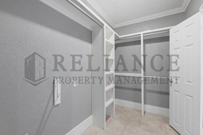Building Photo - 332 N Rutan St