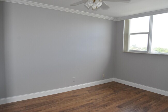 Building Photo - 1238 Hillsboro Mile