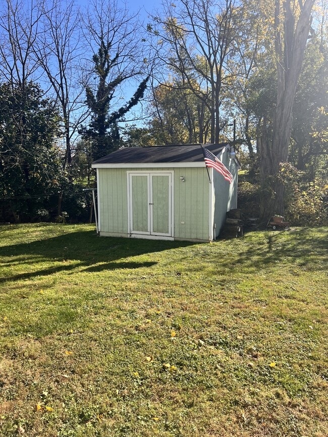 Building Photo - Remodeled 2 bed, 1 bath with laundry