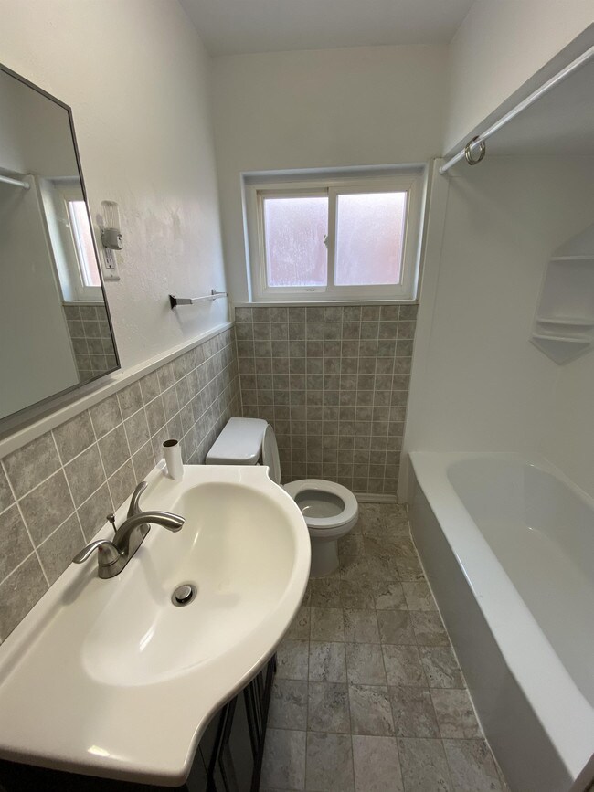 Building Photo - 614 Tesmore Pl