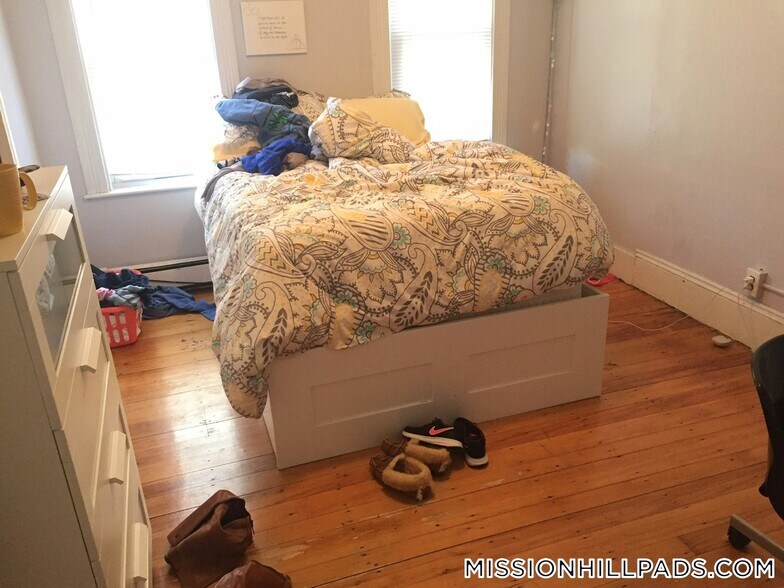 Building Photo - 168 Hillside St