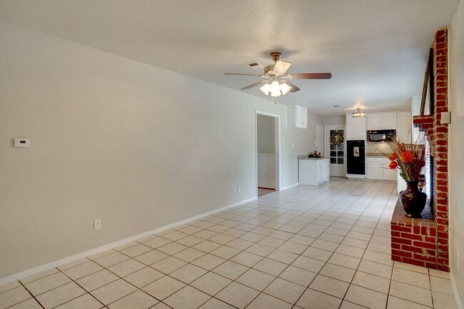 Building Photo - Updated 3 Bedroom / 2 Bathroom