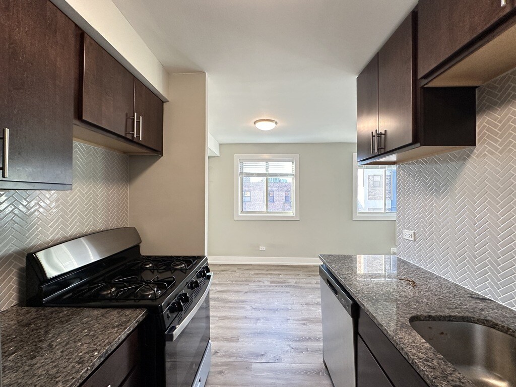 Building Photo - 533 W Surf St