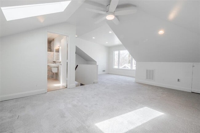 Building Photo - 620 Park Dr NE