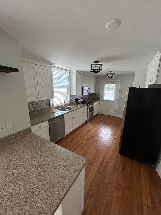 Building Photo - Beautiful 3 Bedroom/2 Bath with off street...