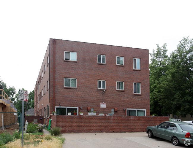 Building Photo - 2401 E Warren Cir