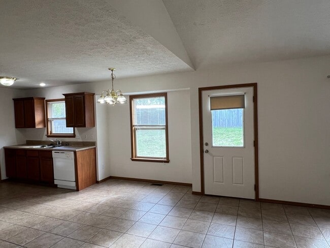 Building Photo - Great Nixa Location!