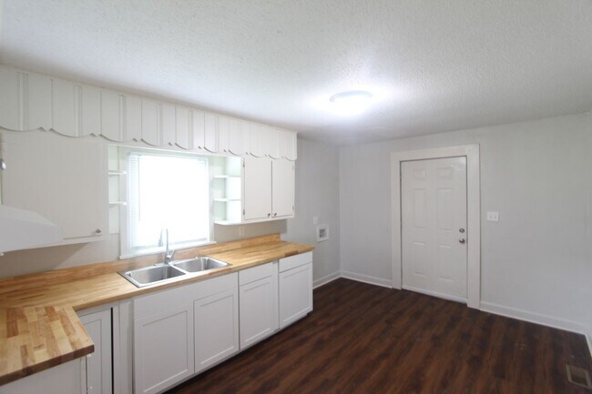 Building Photo - New On The Market! Totally Renovated! Chec...