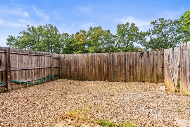 Building Photo - 200 Pine Forest Dr
