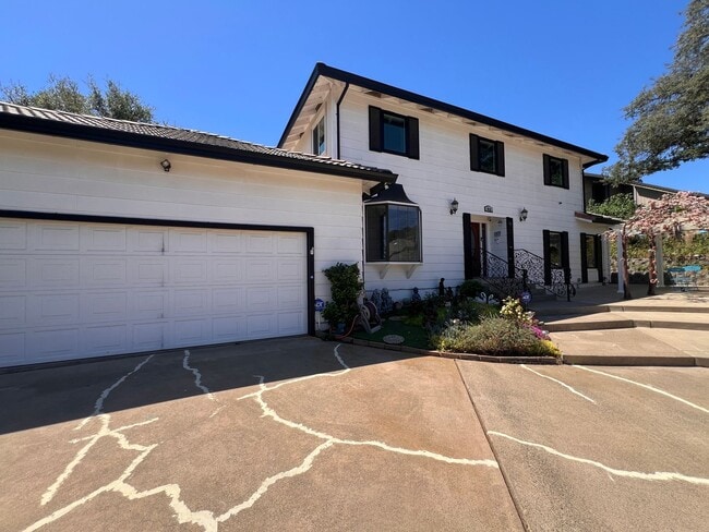 Building Photo - 912 Yosemite Ln