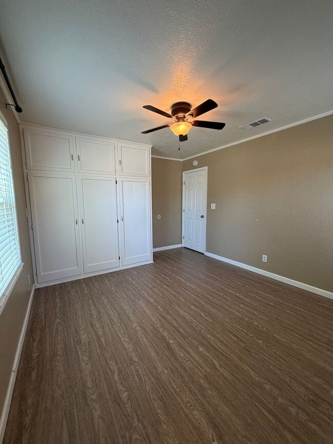 Building Photo - Newly Renovated Home in Tower District!