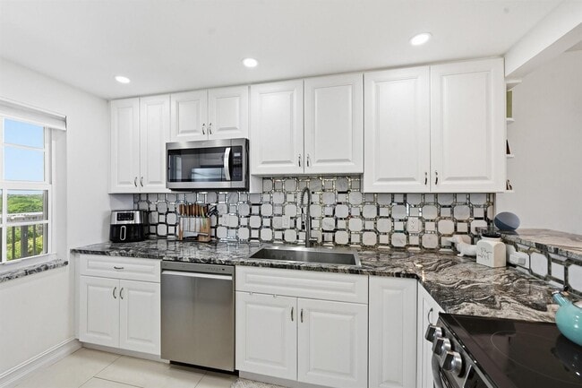 Building Photo - 4015 W Palm Aire Dr
