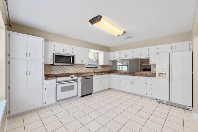 Building Photo - Ideal Niceville Location!