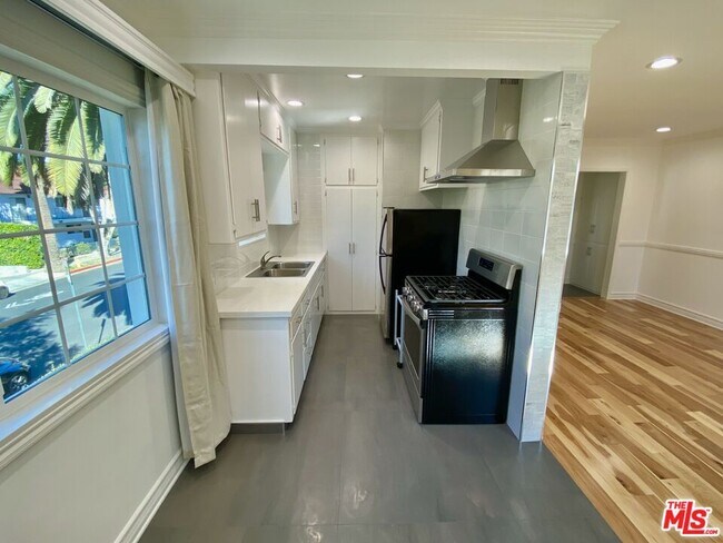 Building Photo - 1126 N Formosa Ave