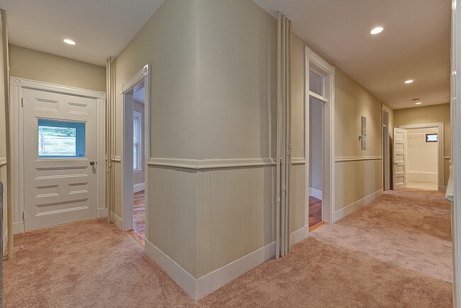 Building Photo - 92 Gladstone St