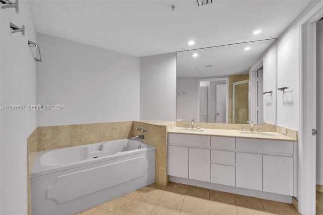 Building Photo - 848 Brickell Key Dr