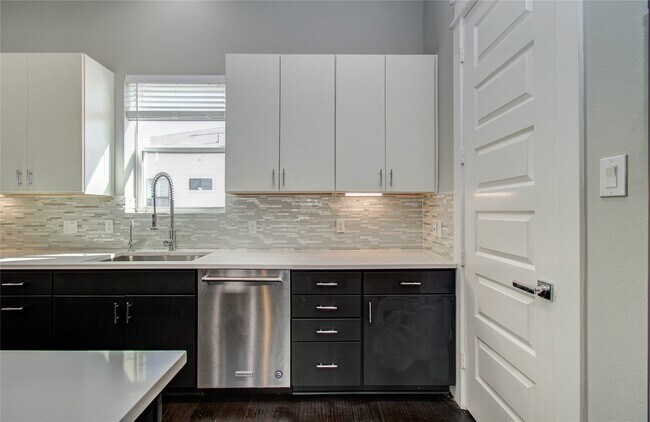 Building Photo - 2116 Naomi St